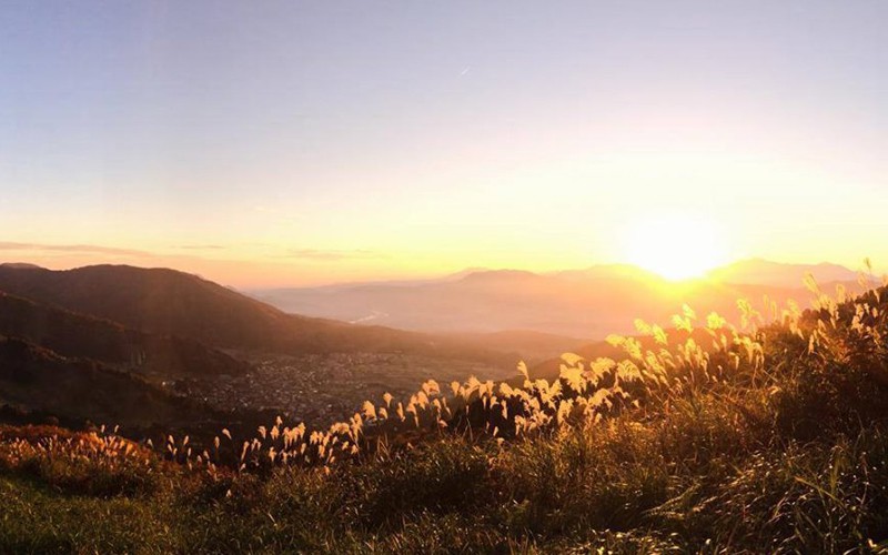 温泉街から車で15分少し、日本夕陽100選の見晴らしスポットより奥信濃の絶景を楽しめます