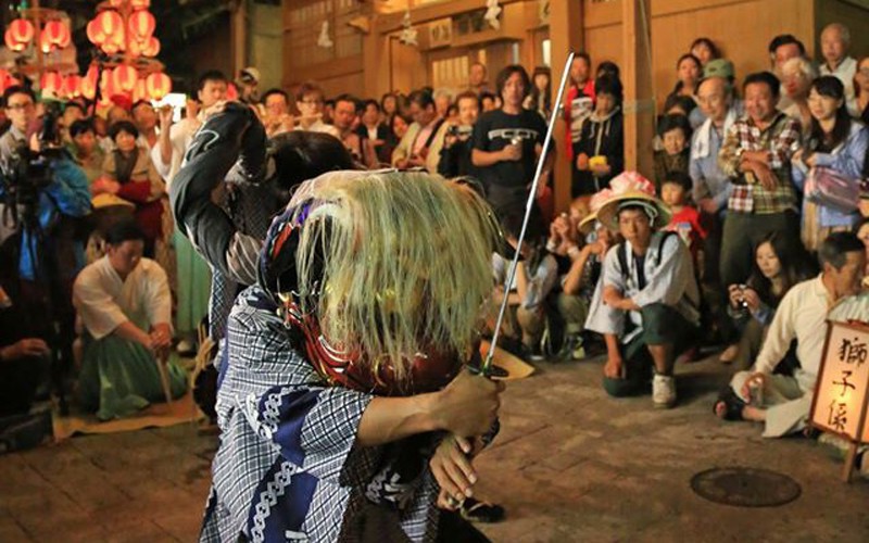 9月8日、9日の湯沢神社のお祭り。大煙火大会、燈籠行列、子供神輿と宝船など。地元の伝統行事をお楽しみ下さい。